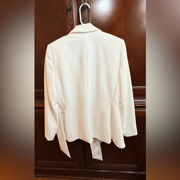 Preston & York EUC White Wrap Tie 
Front blazer. Fresh from dry cleaners 
Size 8 - Picture 6 of 11